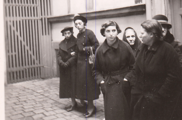 Rosa und Pauline Schnaittacher (mit Kopftuch und verdeckt) werden vom Propagandaphotographen im Hof des Palais Stutterheims am Morgen des 10. Novembers 1938 abgebildet.