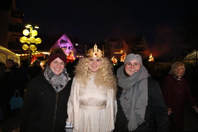 Zwei Christkinder auf einem Foto: in der Mitte das amtierende, Katharina Huber, rechts daneben Elena Behr (2016 u. 2017) | Foto: A. Unbehaun