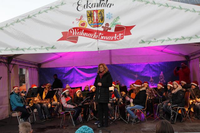 Bürgermeisterin Ilse Dölle bei der Eröffnung des Eckentaler Weihnachtsmarktes. | Foto: G. Heck
