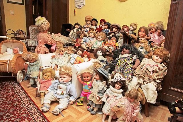 Eine Puppe – ganz hinten, die zweite von rechts – war Charlotte Iwanns eigene vor etwa 60 Jahren. | Foto: U. Rahner