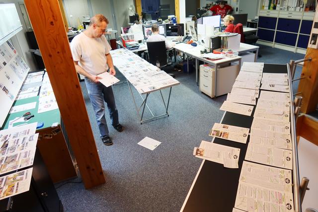 Grafikdesigner Uwe Rahner sorgt dafür, dass Texte, Bilder und Anzeigen am richtigen Platz im Heft erscheinen.