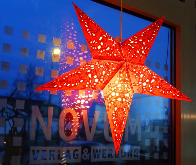 Erst wenn alle Seiten geprüft, korrigiert und für den Druck freigegeben sind, können sich die Walzen der Druckmaschinen drehen. Wir hoffen, Ihnen hat unser kleiner Insider-Bericht gefallen.