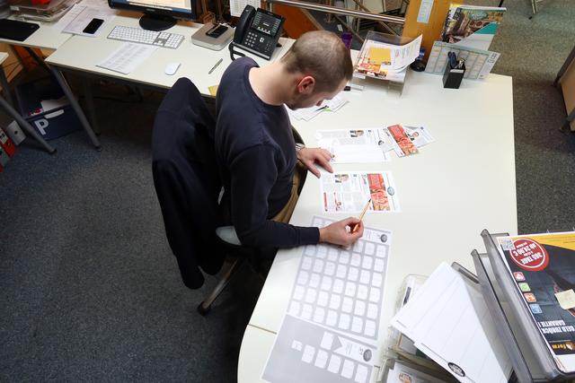 Anzeigenleiter Maximilian Dorn prüft jede Seite sehr sorgfältig, bevor die Druckfreigabe erfolgen kann.