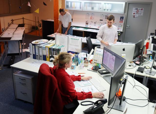 Mediengestalter Patrick Mahler und Ramona Spitz erstellen die Layouts für jede Seite. Für diese Aufgabe sind gestalterisches Geschick, technische Expertise und hohe Fachkompetenz erforderlich. 
