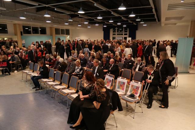 Die Halle füllte sich zusehends und wer Glück hatte, konnte das beinahe 2 Stunden dauernde Programm im Sitzen verfolgen. | Foto: A. Unbehaun