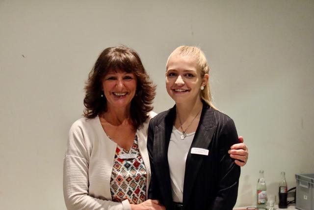 Den ganzen Abend wurden die Gäste von den Mitarbeitern der Verwaltung hervorragend bewirtet. Hier Cornelia Böllet und Sophia Stadler. | Foto: A. Unbehaun