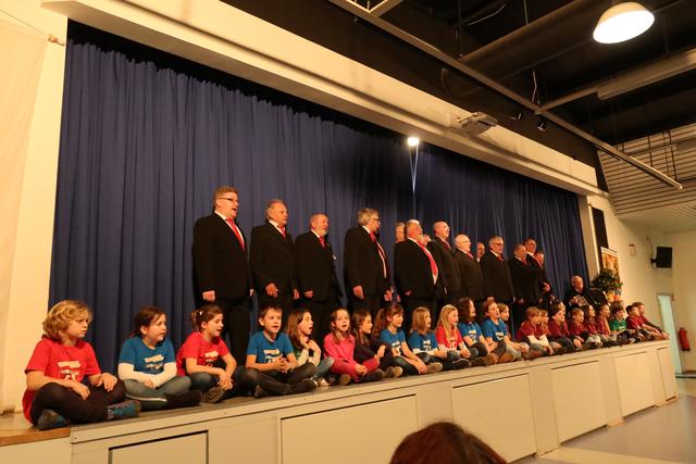 Die Sänger des MGV Eschenau brachten gleich zu Beginn das Eckentallied von Adolf Prechtl zu Gehör. Unterstützt wurden sie von den Chorkindern von Gabi Pritzl. | Foto: A. Unbehaun