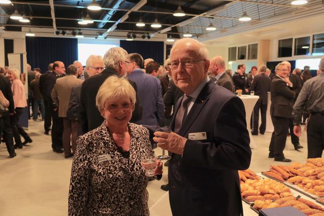 Vor vielen Jahren begrüßte sie selbst mit ihrem Mann, dem verstorbenen Bürgermeister Georg Hänfling, die Gäste beim Neujahrsempfang: Renate Hänfling, hier im Gespräch mit Günter Fink. | Foto: A. Unbehaun