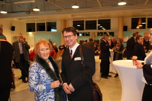 Die "Grand Dame" der Tanzgruppe Stief, Trude Stief mit Gemeinderat Manfred Bachmayer. | Foto: A. Unbehaun