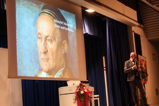 Dr. Christof Metger, Chefkurator an der Wiener Albertina und Dürer-Experte, bei seinem Vortrag über die sensationelle Entdeckung, dass auf Dürers "Großer Kanone" Eschenau dargestellt ist. | Foto: A. Unbehaun