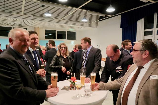 Redakteurin Isabel Krieger von der Pegnitz-Zeitung am Tisch der Freien Wähler mit Albrecht Müller, Markus Eckert, Bürgermeisterkandidat Michael Schölkopf, Andreas Jungbauer und Christoph Hümmer (von links). | Foto: A. Unbehaun