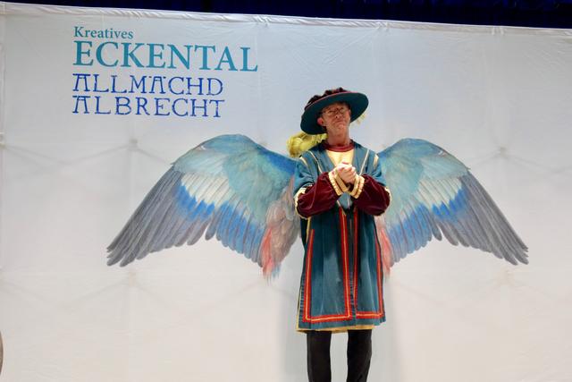 Wolfgang "Scheffi" Scheffler als Jakob Muffel vor dem Doppelflügel, der als Leitmotiv der Dürer-Ausstellung in der Wiener Albertina diente. | Foto: A. Unbehaun