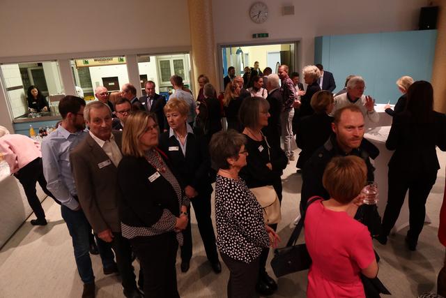 Am Eingang bildete sich eine lange Schlange von Gästen, die darauf warteten, von der Eckentaler Ersten Bürgermeisterin Ilse Dölle begrüßt zu werden. | Foto: A. Unbehaun