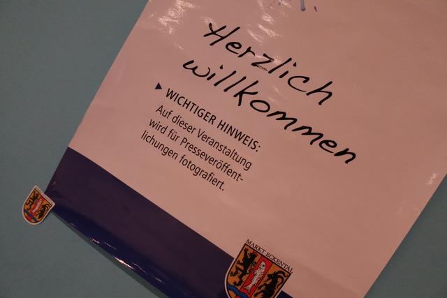 Damit jeder gleich Bescheid weiß: hier fotografiert die Presse. | Foto: A. Unbehaun