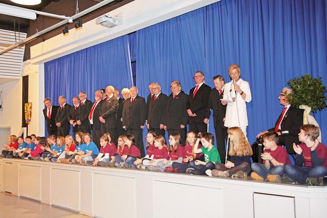 Die Bürgermeisterin lobte den Auftritt des MGV Eschenau zusammen mit dem Kinderchor von Gabi Pritzl sowie dem Eschenauer Musiker Adolf Prechtl. | Foto: U. Rahner