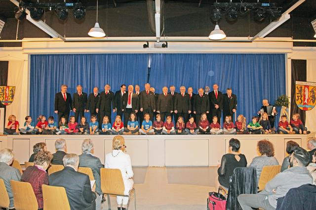 Für den musikalischen Auftakt der Veranstaltung sorgten der MGV Eschenau zusammen mit den Chorkindern von Gabi Pritzl. | Foto: U. Rahner