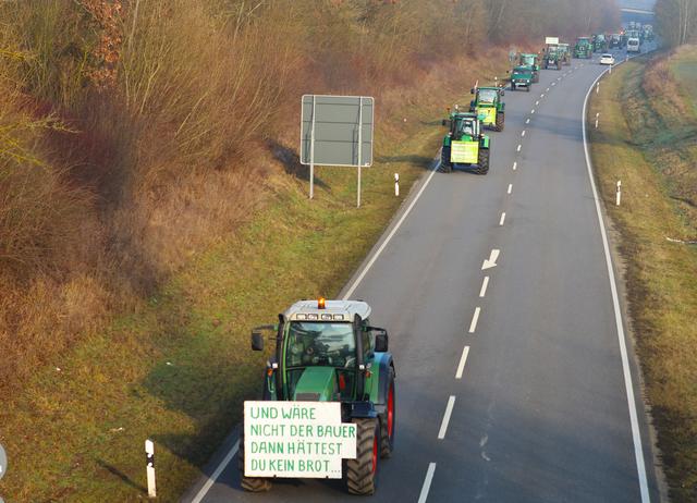 Mit kreativen Schildern machen die Landwirte auf ihre Situation aufmerksam. | Foto: A. Unbehaun