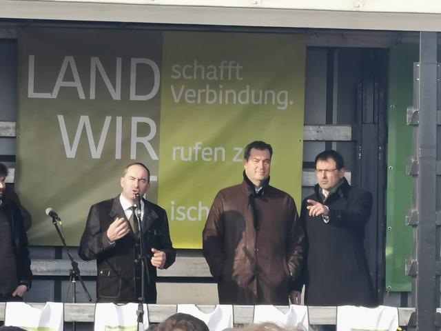 Die Spitze der bayerischen Landespolitik, Vize-Ministerpräsident und Wirtschaftsminister Hubert Aiwanger (links) und der Ministerpräsident Markus Söder (Mitte) auf dem Podium bei der Kundgebung. | Foto: Christian Hamm