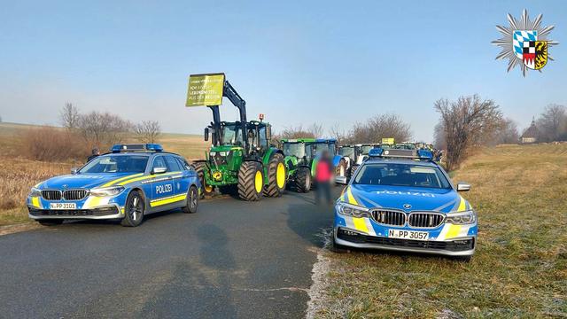 Die Polizei begleitete den Konvoi. An der kleinen Verbindungsstraße zwischen Großgeschaidt und der B2 formiert sich beim Johannistal die Spitze der Kolonne. | Foto: Polizei Mittelfranken