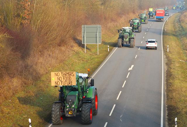 Mit kreativen Schildern machen die Landwirte auf ihre Situation aufmerksam. | Foto: A. Unbehaun