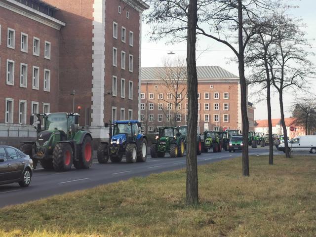 Der Protestzug rollt am BAMF in der Frankenstraße vorbei. | Foto: Christian Hamm
