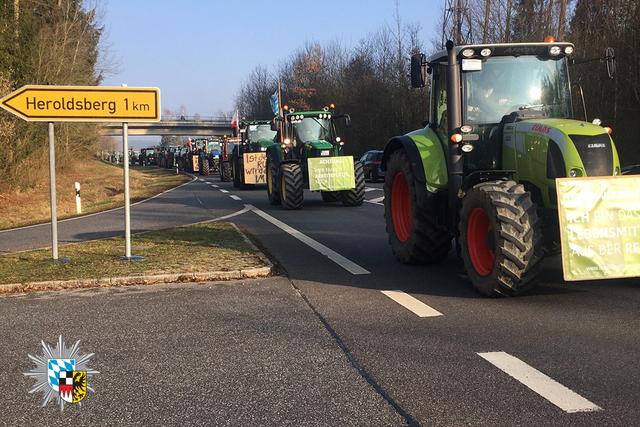 Teilweise kam der Tross zum Stillstand, dann ging nichts mehr weiter, wie hier bei Heroldsberg. | Foto: Polizei Mittelfranken