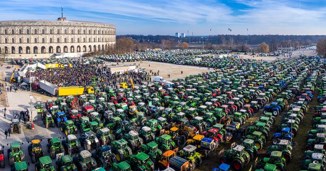 Vor der Kongresshalle fand auf dem Volksfestplatz die Kundgebung statt. | Foto: Christian Amthor