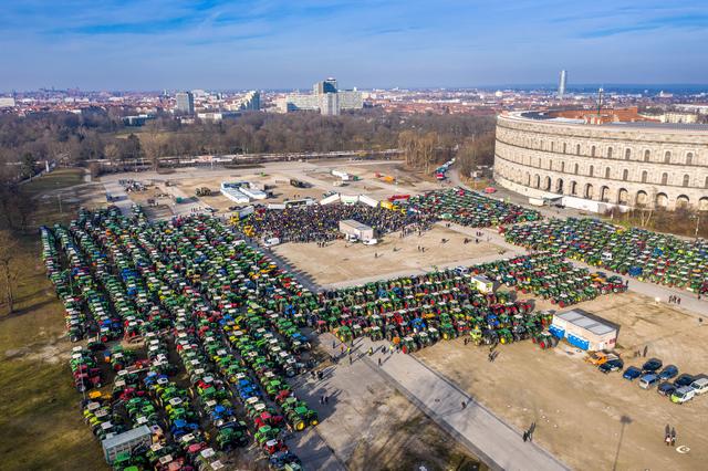 Vor der Kongresshalle fand auf dem Volksfestplatz die Kundgebung statt. | Foto: Christian Amthor