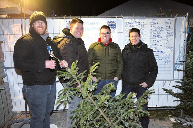 Die besten Baumwerfer waren Daniel Bernhardt (mit 7,3 Metern), Tobias Fischer, Sven Horter und Reinhardt Bauer (von links). | Foto: Uwe Rahner