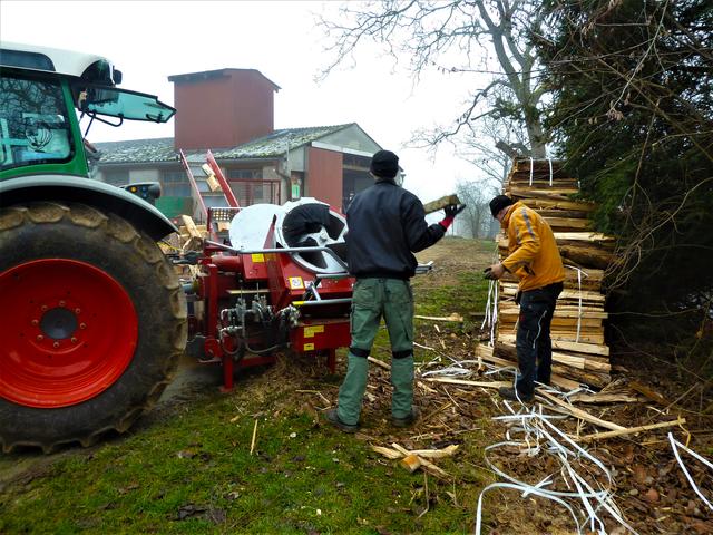 Immer noch ist bei der Holzaufbereitung körperlicher Einsatz gefragt. Doch die Technik hilft enorm.