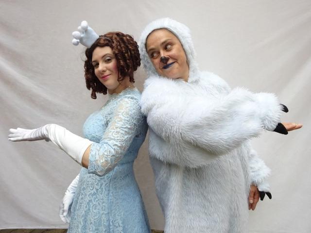 Eisi Eisbär (links) und die verzauberte Prinzessin (rechts) freuen sich auf Deinen Besuch am 8. März.