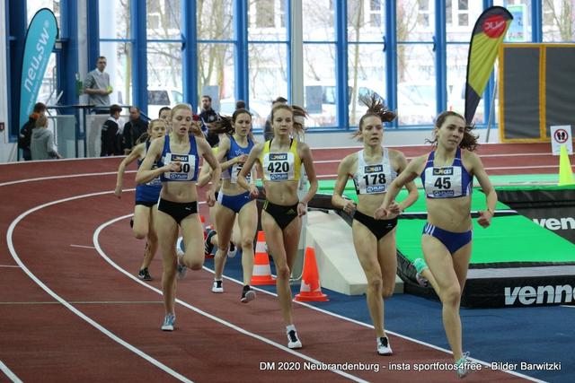 Nele Göhl (178) bleibt im 800 m Lauf von Anfang an in der Spitzengruppe. | Foto: Thomas Barwitzki