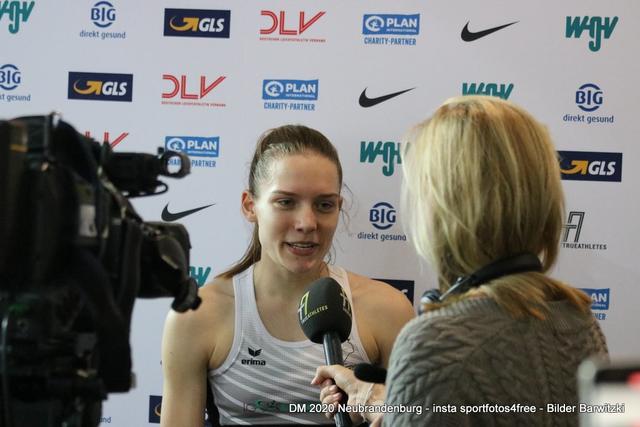 Nele Göhl wird nach ihrem Siegeslauf interviewt. | Foto: Thomas Barwitzki