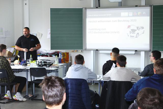 Über den beliebten Ausbildungsberuf "KFZ-Mechatroniker" gab ein Meister von Haas &amp; Söhne Automobil Auskunft. | Foto: Uwe Rahner