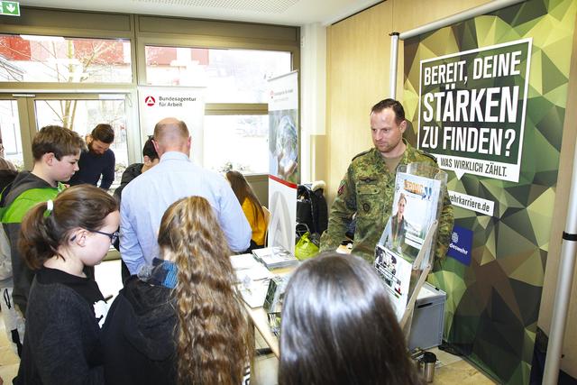 Karriere bei der Bundeswehr - ein Offizier erläuterte die Möglichkeiten. | Foto: Uwe Rahner