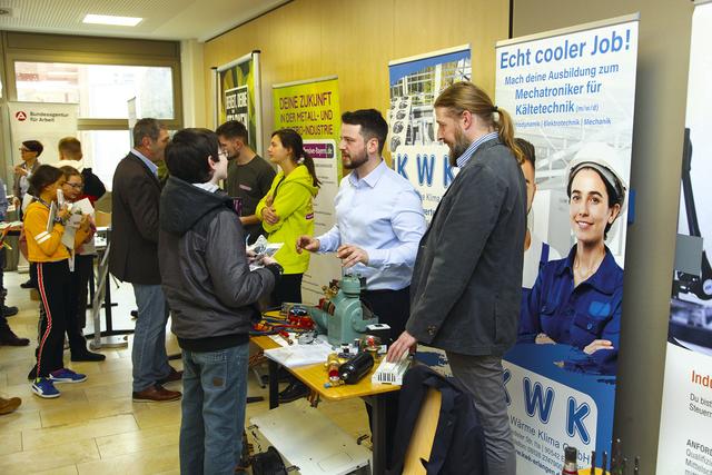 Die anwesenden Unternehmen konnten sich über mangelndes Interesse seitens der Schüler nicht beklagen. | Foto: Uwe Rahner