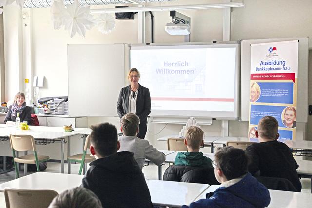 Die Vereinigten Raiffeisenbanken informierten über die beruflichen Möglichkeiten im Bankwesen. | Foto: Uwe Rahner