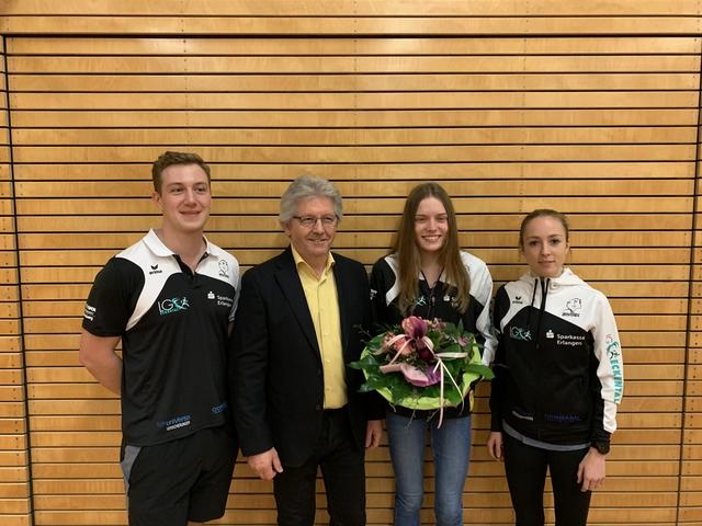 Auch der Vorstand des FC Eschenau, Walter Brückl (2. v. l.), gratulierte Nele Göhl herzlich zu ihrem tollen Erfolg. Das Trainerteam Bergheime (jeweils links und recht außen) ist natürlich besonders stolz auf den Erfolg. | Foto: FC Eschenau