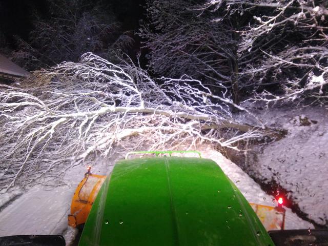 Oh, da geht erst mal nix mehr. Danke an den Winterdienstfahrer, der die ganze Nacht im Einsatz war. | Foto: Julian Engelhard