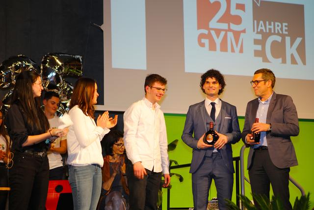 Applaus, Dank und Präsente auch für die pädagogischen Leiter des P-Seminars Burkhard Eichelsbacher und Axel Stenzenberger (v. re.). | Foto: A. Unbehaun