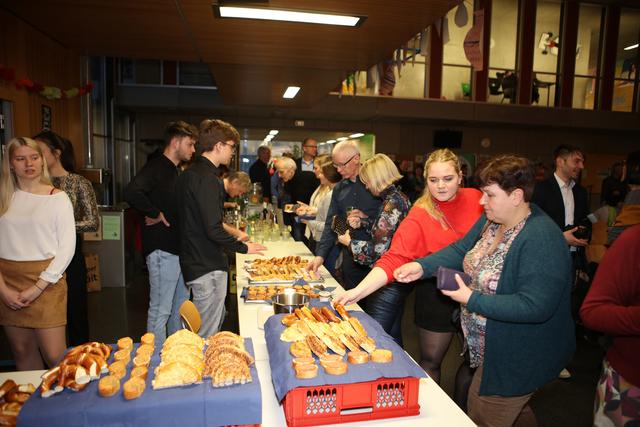 Die Schüler des P-Seminars "Nachhaltigkeit" zeichneten für das kalte Buffet verantwortlich. | Foto: A. Unbehaun