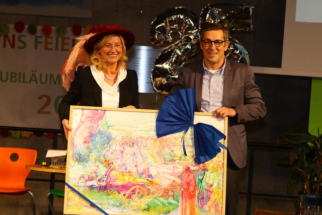 Die Eckentaler Bürgermeisterin Ilse Dölle überraschte mit ausladendem Hutschmuck und überreichte dem Schulleiter Burkhard Eichelsbacher eine poppig verfremdete Dürer-Grafik. | Foto: A. Unbehaun