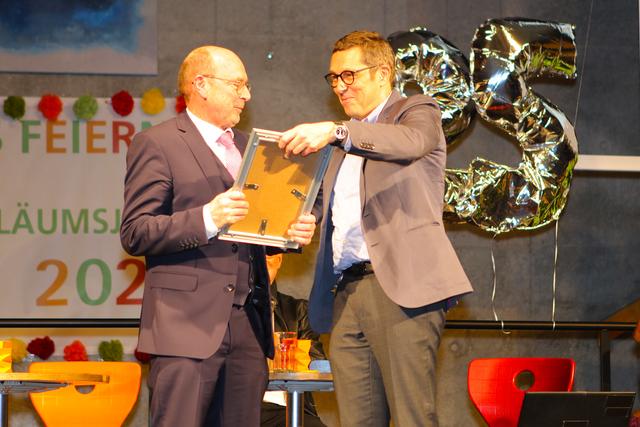 Schulleiter Burkhard Eichelsbacher zeichnet seinen Vorgänger Friedrich Arnet (li.) mit dem Ehrenbrief des Gymnasiums Eckental aus. Diese Auszeichnung erhielten bisher nur der erste Direktor Dr. Dietrich Käferlein sowie der Eckentaler Ehrenbürger Dr. Christoph Maier, der sich wie kein anderer um die Gründung des Gymnasiums verdient gemacht hat. | Foto: A. Unbehaun