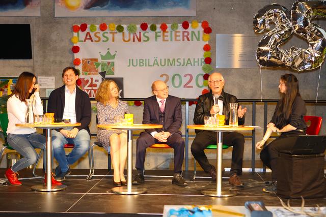 Im Interviewstil befragten die Moderatorinnen des P-Seminars Kati und Sophie den ehemaligen Fünftklässler im ersten Jahrgang, Stefan Hager, Cordula Rimp als Lehrerin der ersten Stunde sowie die beiden Ex-Direktoren Friedrich Arnet und Dr. Dietrich Käferlein (v.li.). | Foto: A. Unbehaun