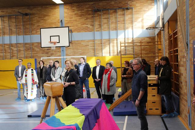 Viele Gemeinderäte waren gekommen, um sich ein Bild von der runderneuerten Halle zu machen. | Foto: Georg Heck