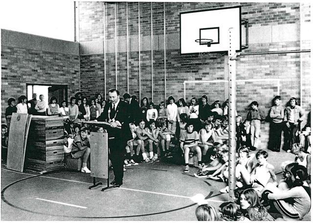 Das historische Foto zeigt die Turnhalleneinweihung 1973 mit Bürgermeister Georg Hänfling. Der Neubau der Forther Schulturnhalle kurz nach der Gründung des Marktes Eckental wirkte sich auch sehr positiv auf den Hallensportbetrieb des ASV Forth aus. | Foto: Georg Heck