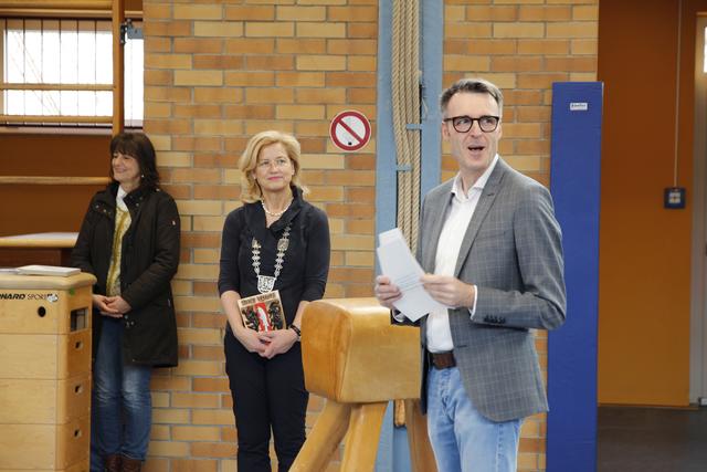 Schulleiter Gerhard Wagner bezeichnet die neue Turnhalle als einen "Riesengewinn" für die Schule. | Foto: Georg Heck