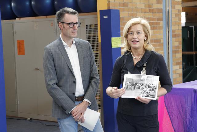 Als besondere Überraschung konnte Ilse Dölle mit einem historischen Bild von der ursprünglichen Einweihung der Halle im Jahre 1973 aufwarten. | Foto: Georg Heck