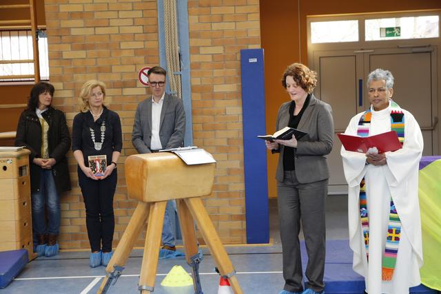 Pater Jimmy und Pfarrerin Stefanie Grasruck erbaten den kirchlichen Segen für die erneuerte Sportstätte bei der Wiedereinweihung mit Schulleiter Gerhard Wagner, Eckentals Ertster Bürgermeisterin Ilse Dölle und Bildungsreferentin Cornelia Böllet (von rechts). | Foto: Georg Heck
