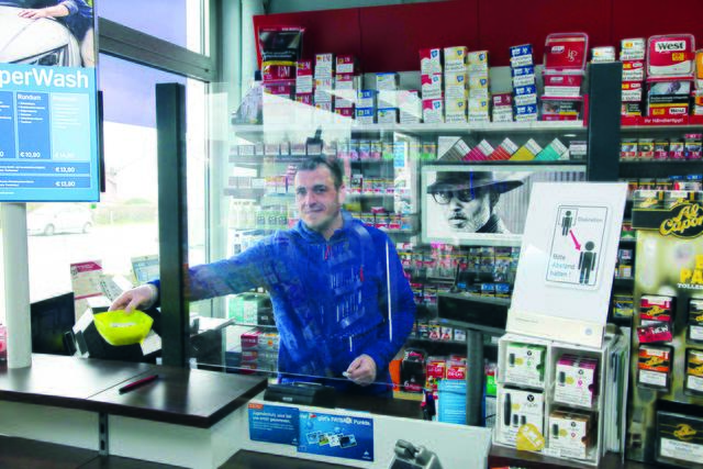 Werkstätten und Handwerksbetriebe bleiben geöffnet – und die ARAL-Tankstelle Kofler in Forth versorgt ihre Kunden mit Scheibe und Schale zum Schutz vor Viren.